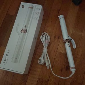 brand new! only used once, still is excellent condition with box included